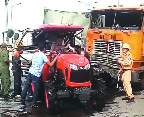 牽引車撞卡車司機被困駕駛室 時政 華文西貢解放日報