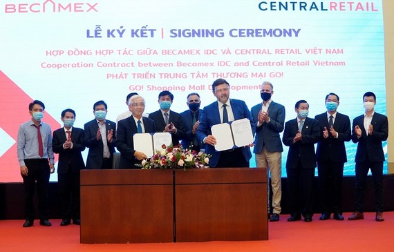 Lãnh đạo Tổng công ty Becamex IDC và Tập đoàn Central Retail Vietnam tại lễ ký kết