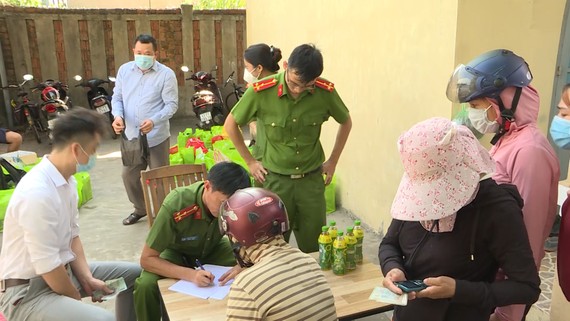 Gần 100 người dân bị lừa đảo ở xã Hòa Châu được trả lại tài sản Gần 100 người dân bị lừa đảo ở xã Hòa Châu được trả lại tài sản