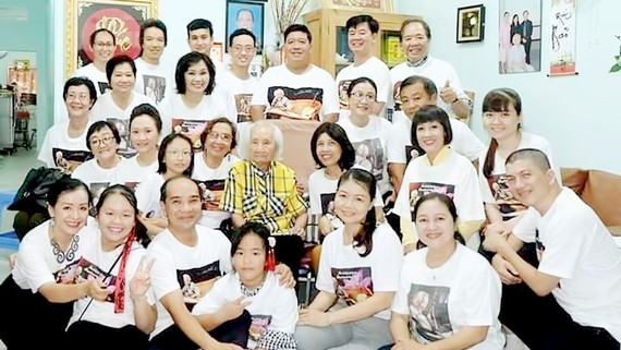Bóng thầy còn đó, tiếng đàn... còn vang Học trò và người yêu quý nhạc sư Nguyễn Vĩnh Bảo về thăm ông tại Đồng Tháp vào năm 2018. Ảnh: TƯ LIỆU