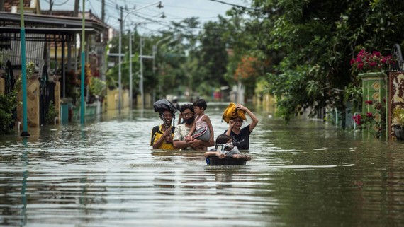 Người dân Indonesia sơ tán khỏi khu vực ngập lụt ở Gresik, Đông Java ngày 15-12-2020. Ảnh: AFP/TTXVN