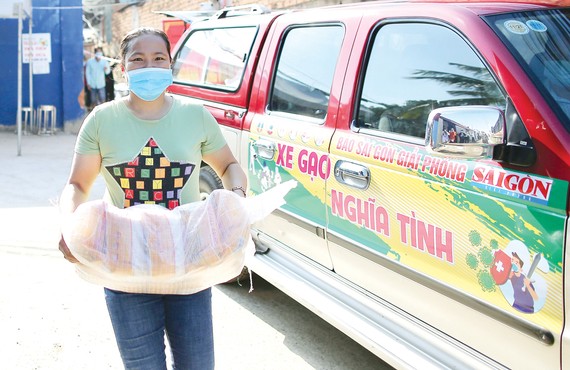 Báo SGGP phát động chương trình “Một gia đình trợ giúp một gia đình”: Hỗ trợ các gia đình khó khăn do dịch Covid-19 Người dân hẻm 54 Hồ Học Lãm, phường 16 (quận 8) nhận gạo hỗ trợ từ Báo SGGP. Ảnh: DŨNG PHƯƠNG