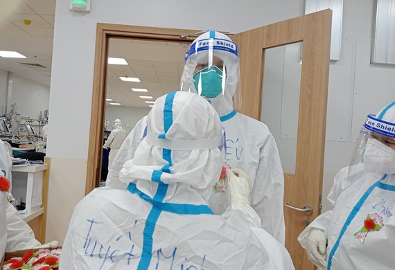 Bông hồng thắm trên ngực áo Điều dưỡng Võ Hiền Trọng Hiếu và đồng nghiệp cài hoa hồng cho nhau nhân ngày Vu lan