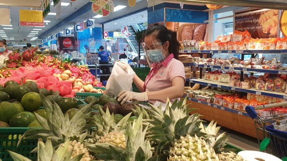 TPHCM: Tổng mức bán lẻ giảm gần 16% Lực lượng "đi chợ giúp" người dân