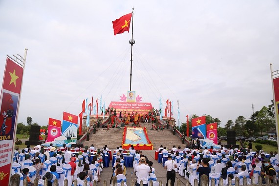 Lá cờ đỏ sao vàng được kéo lên trong không khí trang nghiêm tại Khu Di tích Lịch sử Quốc gia đặc biệt Đôi bờ Hiền Lương - Bến Hải