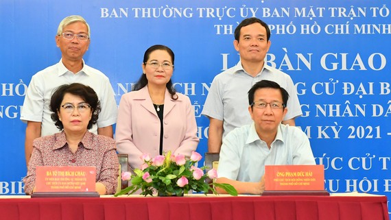 TPHCM hướng dẫn người ứng cử ĐBQH, ĐB HĐND viết tiểu sử, chương trình hành động Các đồng chí lãnh đạo TPHCM chứng kiến lễ bàn giao hồ sơ và danh sách người ứng cử ĐBQH và ĐB HĐND TPHCM. Ảnh: VIỆT DŨNG