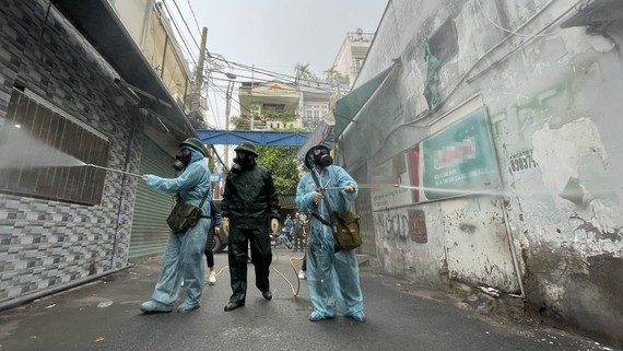 Lấy mẫu xét nghiệm Covid-19 trên diện rộng toàn TPHCM Phun khử khuẩn trong hẻm đường Nguyễn Văn Công, phường 3, quận Gò Vấp vào chiều 1-6. Ảnh: VĂN MINH