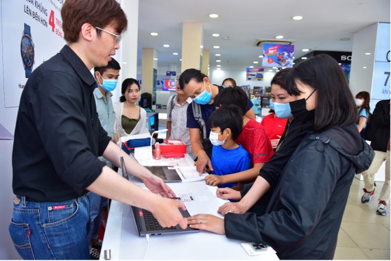 Khách hàng trải nghiệm MateBook D14