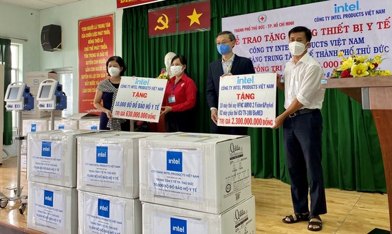 Công ty TNHH Intel Products Việt Nam trao tặng thiết bị y tế phòng, chống Covid-19