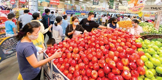 Customers go shopping at Emart supermarket in Go Vap District. (Photo: SGGP)