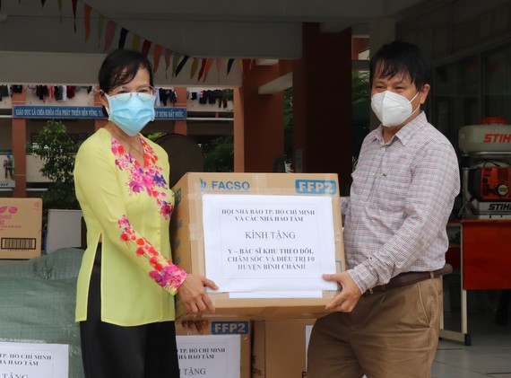 Hội Nhà báo TPHCM thăm, tặng quà đội ngũ tuyến đầu chống dịch Nhà báo Trần Trọng Dũng tặng quà đến khu thu dung cách ly tại thị trấn Tân Túc