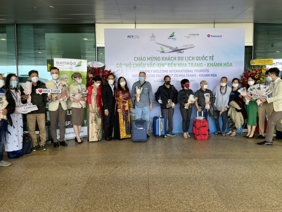 Khánh Hoà đón chuyến bay đầu tiên chở khách quốc tế có hộ chiếu vaccine