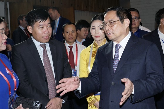Thủ tướng Chính phủ Phạm Minh Chính trao đổi với các đại biểu tham dự diễn đàn. Ảnh: HOÀNG HÙNG