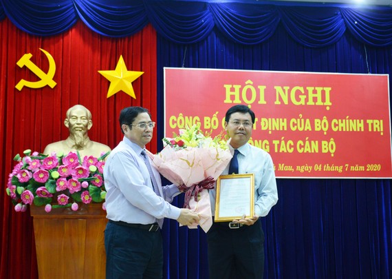 Ông Phạm Minh Chính trao quyết định của Bộ Chính trị chuẩn y ông Nguyễn Tiến Hải giữ chức Bí thư Tỉnh uỷ Cà Mau