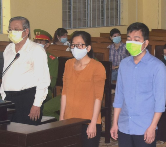 Nguyên Giám đốc Sở Y tế Cà Mau Huỳnh Quốc Việt (bìa trái) và các bị cáo tại phiên tòa