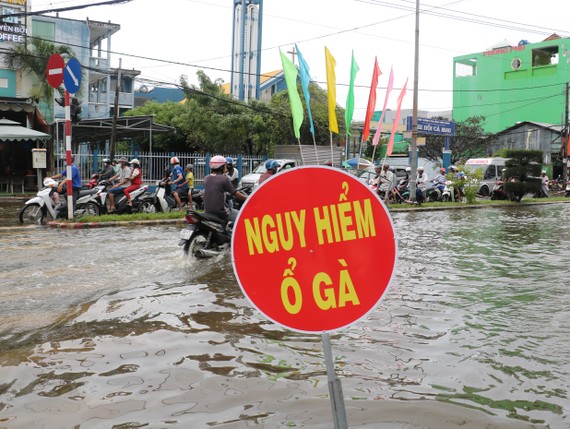 Khu vực ngã tư Nguyễn Trãi - Phan Ngọc Hiển bị ngập sâu và xuất hiện nhiều ổ gà
