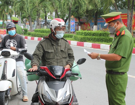 Lực lượng công an kiểm tra giấy đi đường người dân trên địa bàn tỉnh Bạc Liêu