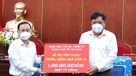 Bí thư Thành ủy TP Thủ Đức Nguyễn Văn Hiếu (bên trái) trao hỗ trợ Cà Mau kinh phí phòng chống dịch Covid-19