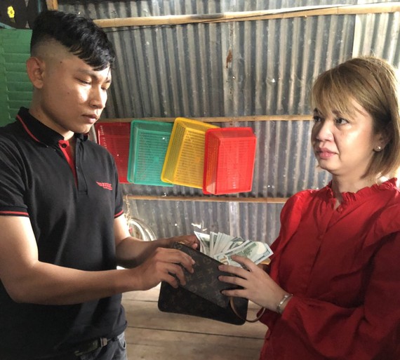 Anh Nguyễn Hiền Phong trả lại chiếc ví có 4.000 USD cho chị Huỳnh Như