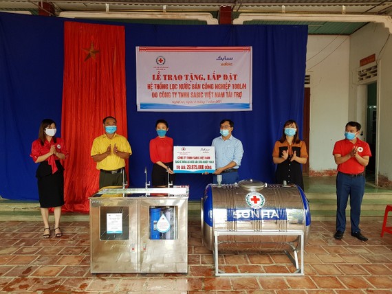 Đại diện công ty SABIC trao khoản ủng hộ 20.000 USD cho các hệ thống lọc nước 13 trường học tại Nghệ An