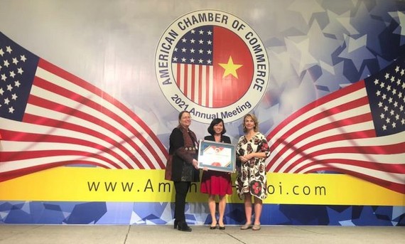 Đại diện Unilever nhận giải thưởng Trách nhiệm xã hội do AmCham trao tặng