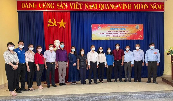 Đại điện Thành Đoàn TPHCM và đại diện VWS thăm hỏi, tặng quà cho các gia đình chính sách ở xã Quới Sơn