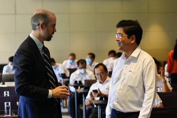   Ông Nathan Moore – Giám đốc dự án CIRTS và ông Võ Quang Lâm - Phó tổng giám đốc EVN trao đổi bên lề sự kiện.Ảnh: GIZ