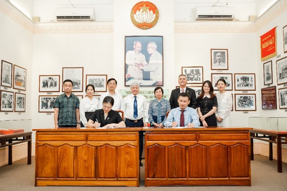 Đại diện UBTƯ MTTQ Việt Nam và Masterise Homes ký kết hợp tác triển khai kế hoạch xây dựng nhà tặng các hộ nghèo
