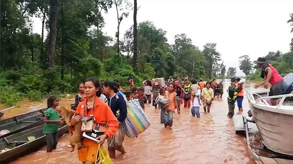Người dân tỉnh Attapeu đi di tản sau sự cố vỡ đập thủy điện. Ảnh: REUTERS 