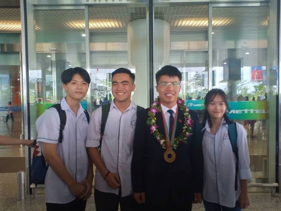 Nguyễn Ngọc Long bên bạn bè ở sân bay Nội Bài sáng 30-7