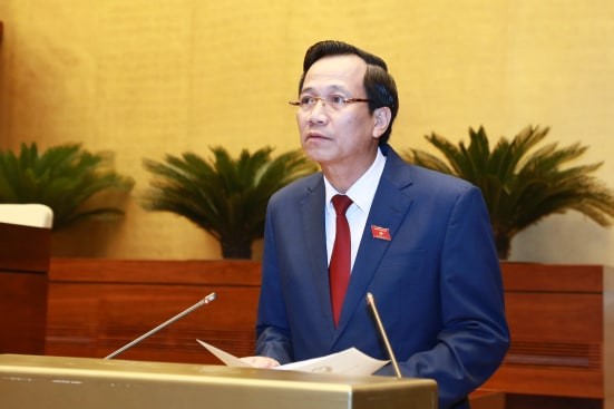 Bộ trưởng Bộ Lao động-Thương binh và Xã hội Đào Ngọc Dung đọc tờ trình