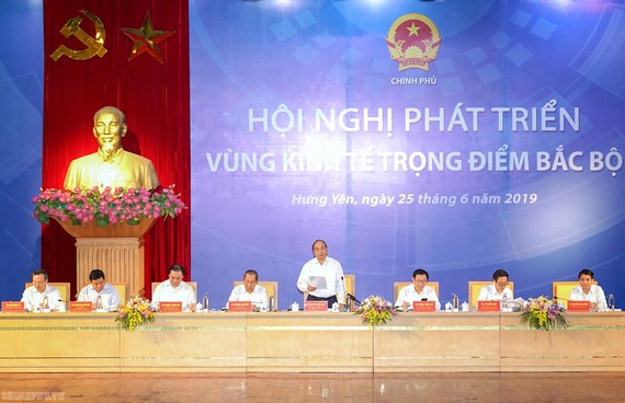  Thủ tướng Nguyễn Xuân Phúc Hội nghị ngày 25-6. Ảnh: VGP