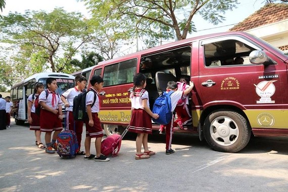Học sinh đến trường bằng xe đưa đón