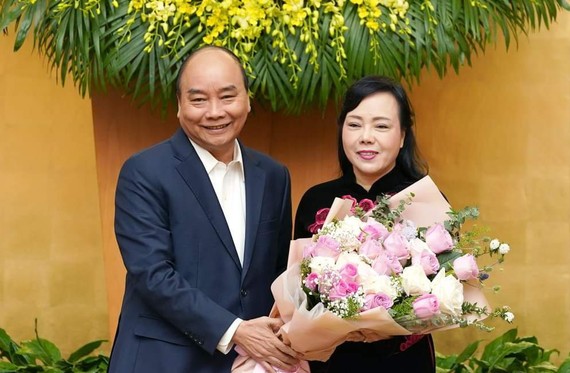 Thủ tướng Nguyễn Xuân Phúc tặng hoa chia tay bà Nguyễn Thị Kim Tiến. Ảnh: VGP
