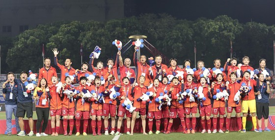Thường trực Chính phủ quyết định tặng thưởng các nữ cầu thủ cũng như Ban huấn luyện đội tuyển bóng đá nữ Việt Nam mỗi người 100 triệu đồng. Ảnh: DŨNG PHƯƠNG