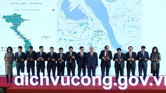 Thủ tướng Nguyễn Xuân Phúc và các đại biểu trải nghiệm dịch vụ công trực tuyến. Ảnh: VIẾT CHUNG