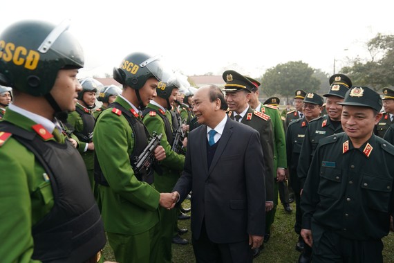 Thủ tướng Nguyễn Xuân Phúc thăm hỏi cán bộ, chiến sĩ cảnh sát cơ động