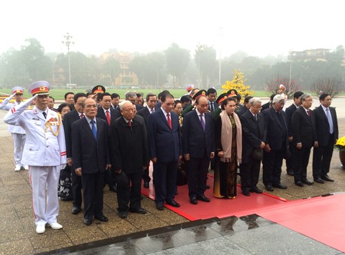 Đoàn lãnh đạo Đảng và Nhà nước vào Lăng viếng Chủ tịch Hồ Chí Minh