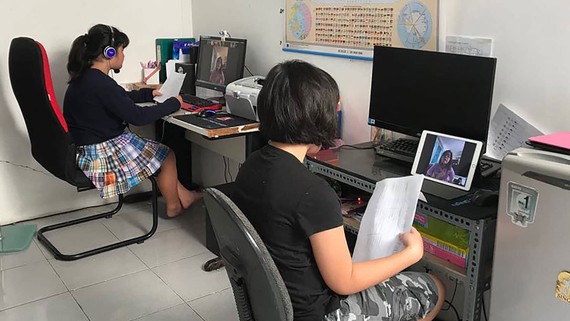 Học sinh TPHCM học trực tuyến tại nhà trong thời gian nghỉ học. Ảnh: HOÀNG HÙNG