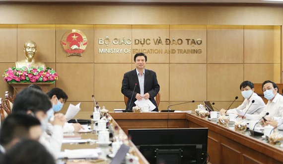 Thứ trưởng Bô GD-ĐT Nguyễn Hữu Độ chủ trì hội nghị