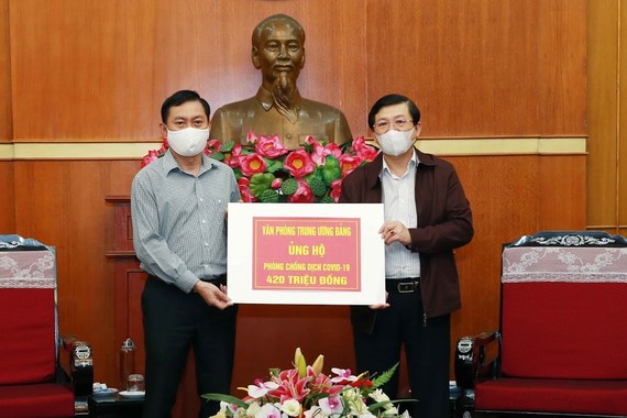 Đại diện Văn phòng Trung ương trao Đảng ủng hộ phòng chống dịch ngày