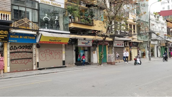 Hàng quán trên phố Hàng Gai, Hà Nội đóng cửa, tạm ngừng kinh doanh do ảnh hưởng dịch Covid-19. Ảnh: NGUYỄN QUỐC