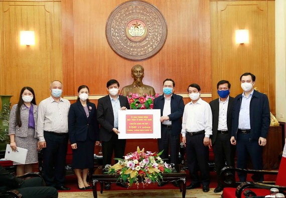Thứ trưởng Thường trực Bộ Y tế Nguyễn Thanh Long tiếp nhận số tiền phân bổ 150 tỷ đồng