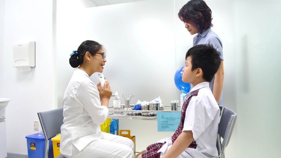 Bác sĩ tư vấn cho phụ huynh tiêm vaccine phòng ngừa bạch hầu cho trẻ