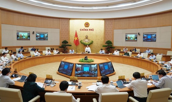 Thủ tướng Nguyễn Xuân Phúc chủ trì họp Chính phủ thường kỳ tháng 7. Ảnh: QUANG PHÚC