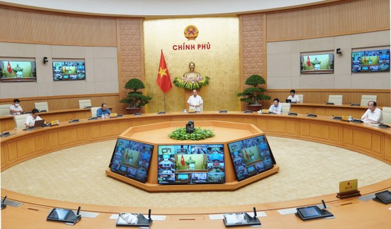 Thủ tướng Nguyễn Xuân Phúc chủ trì cuộc họp trực tuyến, chiều 12-8. Ảnh: QUANG PHÚC