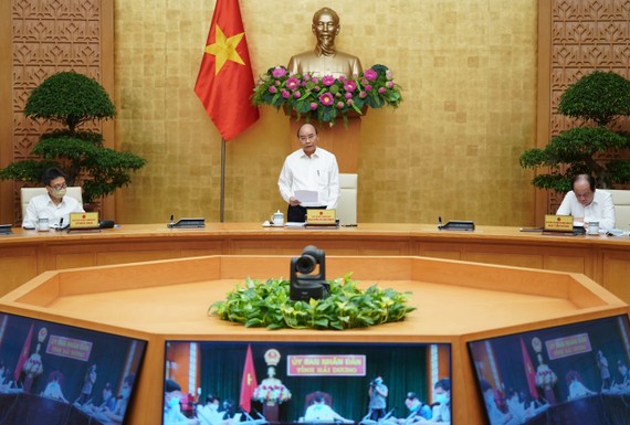 Thủ tướng Nguyễn Xuân Phúc chủ trì họp ngày 21-8. Ảnh: QUANG PHÚC