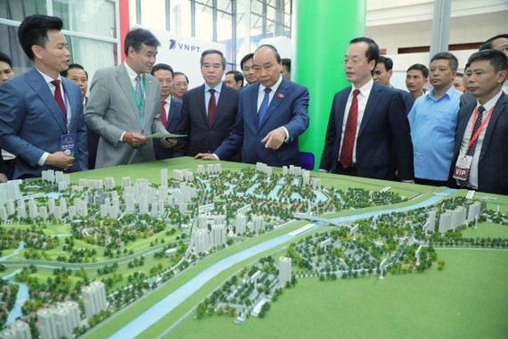Thủ tướng Nguyễn Xuân Phúc tham quan Triển lãm các mô hình, công nghệ tiêu biểu cho đô thị thông minh. Ảnh: VIẾT CHUNG