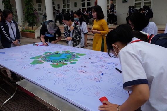 Học sinh tham gia vẽ tranh hưởng ứng bảo vệ môi trường