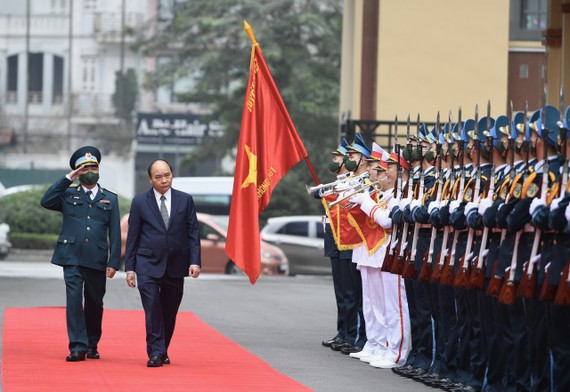 Thủ tướng Nguyễn Xuân Phúc chúc tết cán bộ, chiến sĩ của Sư đoàn 361, Quân chủng Phòng không - Không quân. ẢNH: VIẾT CHUNG